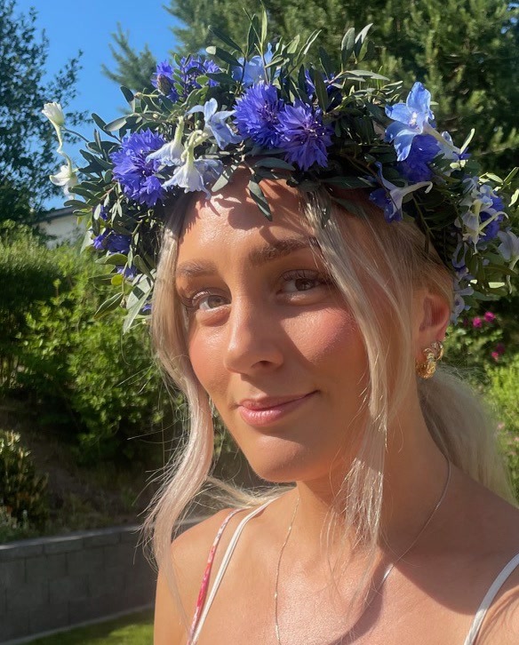 Ett fotografi av Minna i midsommarkrans